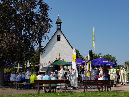 Gottesdienst open air bei strahlendem Himmel